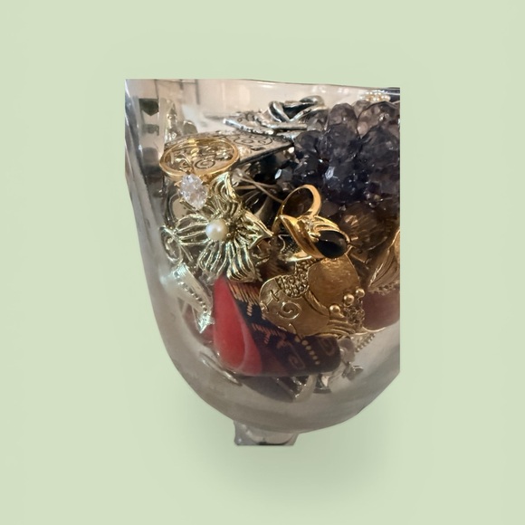 JEWELRY in jar all in excellent wearable condition
Brooch
Necklace
Rings - Picture 5 of 10